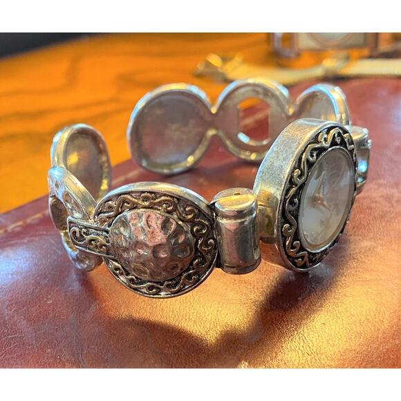 Women's 26mm Hammered Silver Tone Geneva Platinum Watch - Picture 2 of 3